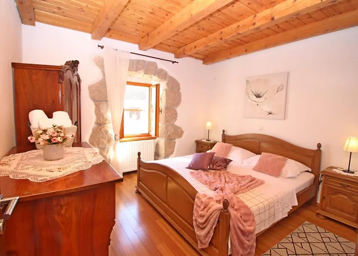 Charming Stone House By The Sea فيلة