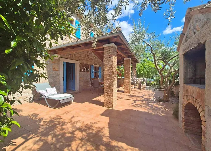 Villa Charming Stone House By The Sea *
