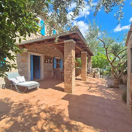 빌라 Charming Stone House By The Sea *