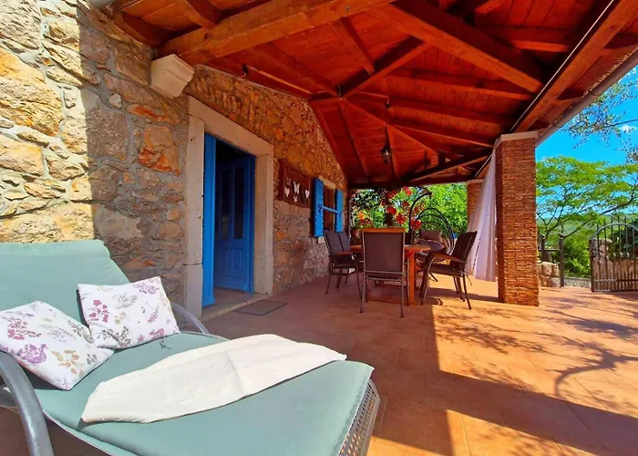 빌라 Charming Stone House By The Sea *